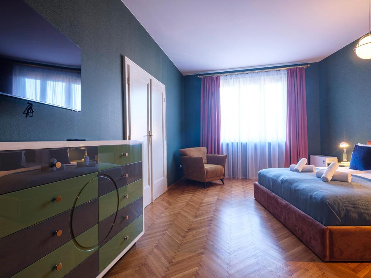 Tyzenhauz Grand Apartment